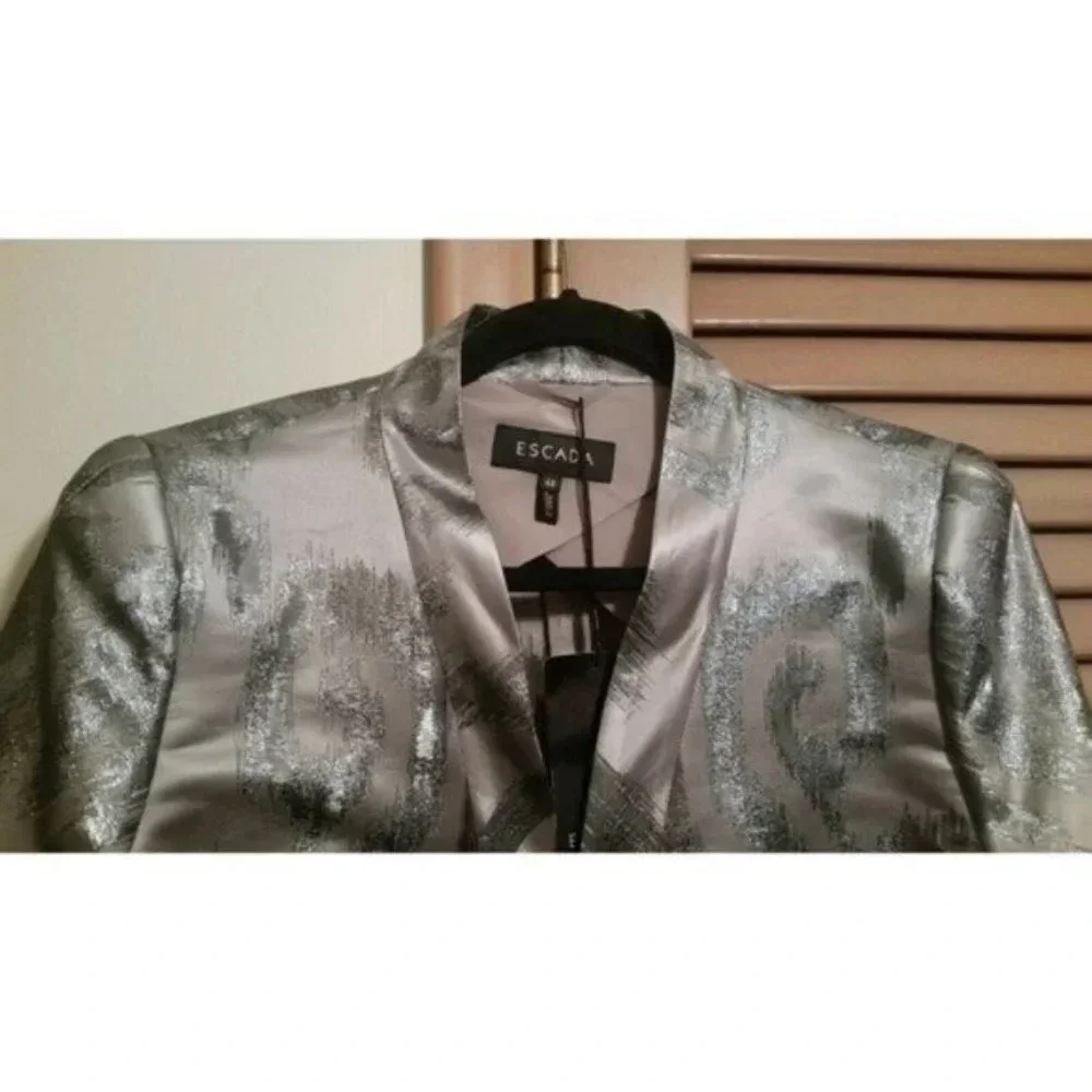 Escada aging treated